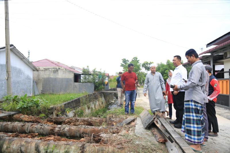 Sekdako Pekanbaru Tinjau Jembatan Lingkungan Rusak di Kelurahan Air Putih
