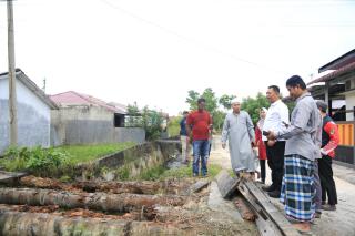 Sekdako Pekanbaru Tinjau Jembatan Lingkungan Rusak di Kelurahan Air Putih