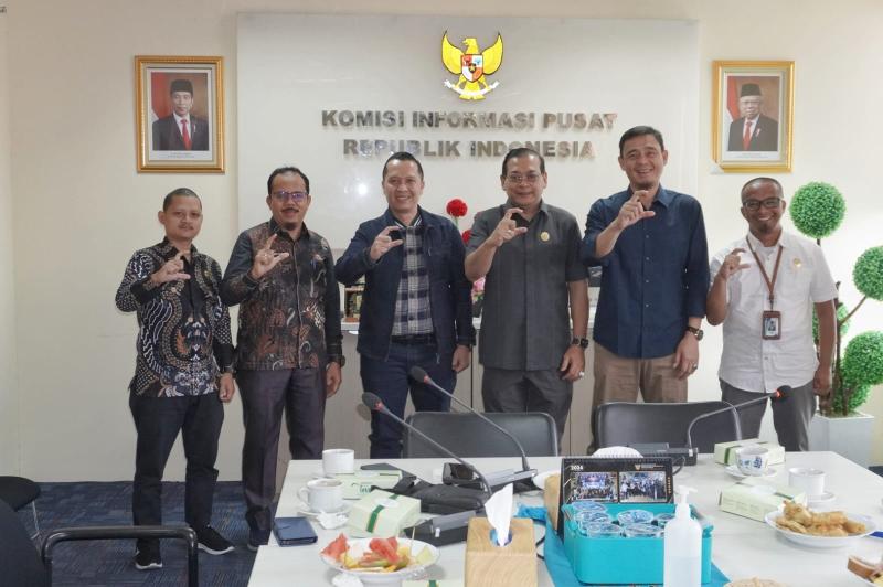 Jadi yang Pertama di Sumatera, Bupati Afrizal Sintong Siap Dukung Lahirnya KI Daerah Kabupaten Rohil