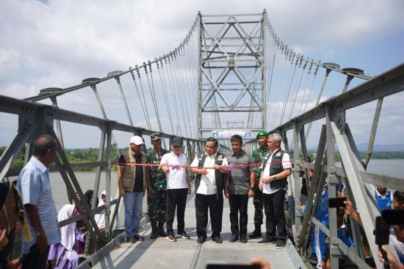 Pj Gubri Resmikan Jembatan Gantung Sepungguk - Salo Kabupaten Kampar