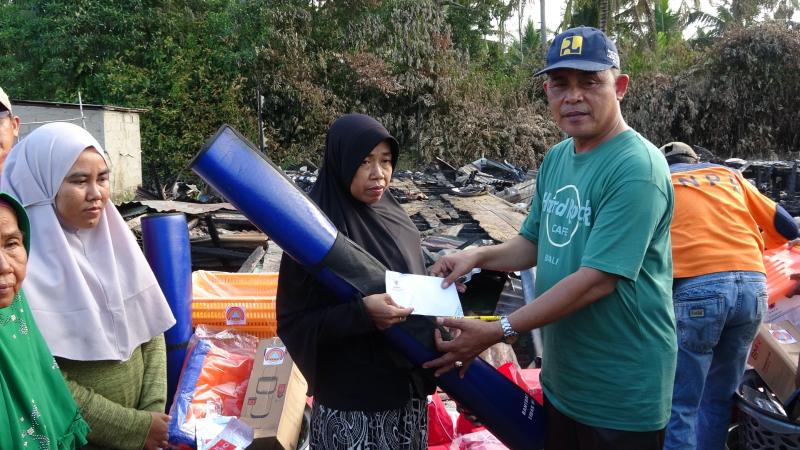 Tiga Rumah Warga di Jalan Suhada II Tembilahan Hangus Terbakar, Herman Serahkan Bantuan