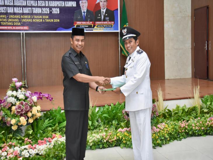Pj Sekda Serahkan SK Perpanjangan Masa Jabatan 52 Kepala Desa di Kampar