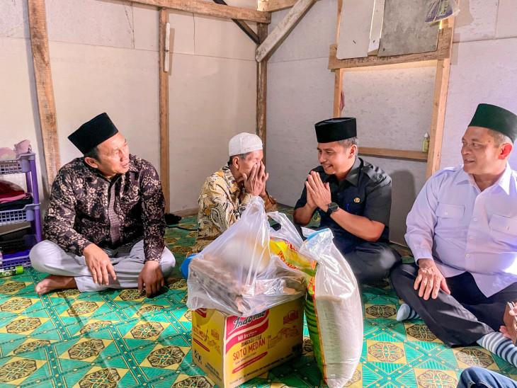 Pj Sekda Kampar Serahkan Bantuan Sembako Kepada Masyarakat yang Sakit serta Kurang Mampu