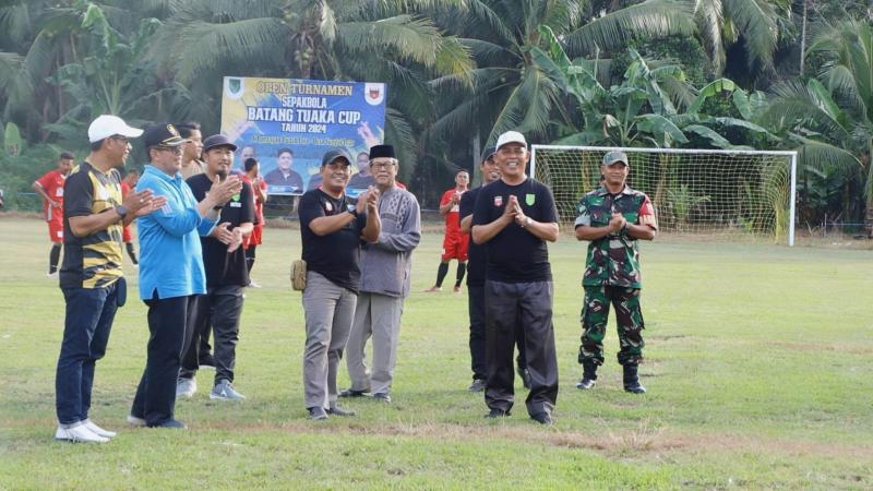 Pj Bupati Inhil Resmi Buka Open Tournament Sepak Bola “Batang Tuaka Cup 2024"