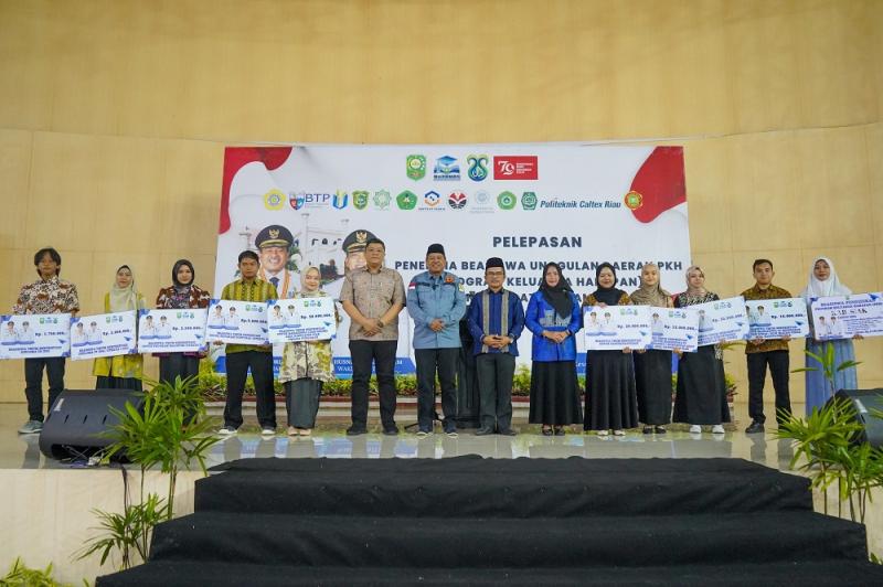 Berkat Tangan Dingin Alfedri, 253 Anak PKH di Siak Bisa Kuliah