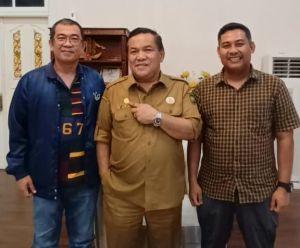 Pj Gubri SF Hariyanto Terima Penghargaan Pin Emas dari PWI Riau