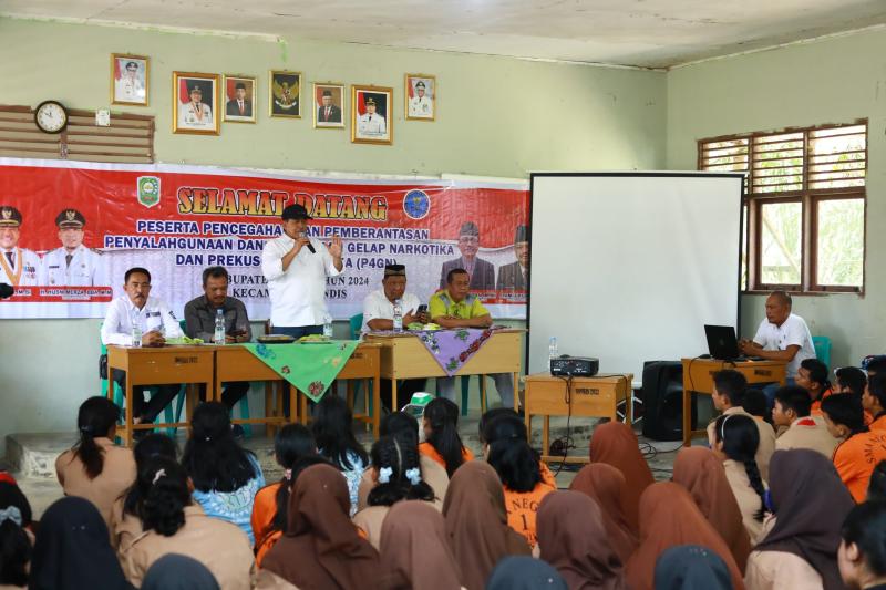 Kurangi Sampah Plastik di Lingkungan Sekolah, Alfedri Bagikan Tumbler Kepada Siswa/i SMAN di Kandis