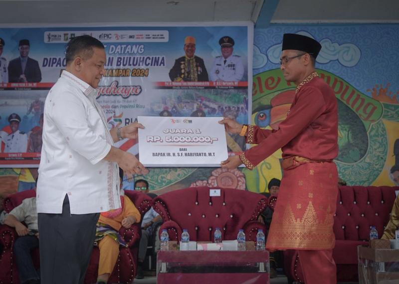 Sekdaprov Riau SF Hariyanto Buka Pacu Sampan Buluh Cina