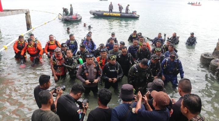 Wakajati dan Asintel Kejati Maluku Ikut Melakukan pembentangan Bendera Merah Putih di Dasar Laut