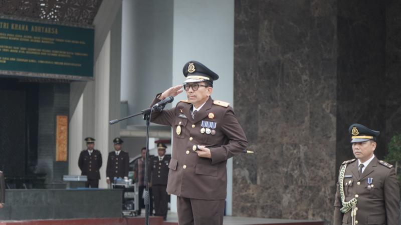 Menjadi Inspektur Upacara HUT Kemerdekaan RI,  Kajati Riau Membacakan Amanat Jaksa Agung 