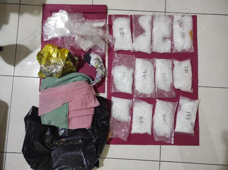 Avsec Bandara SSK II Pekanbaru Temukan Sabu Disimpan dalam Sepatu 4 Penumpang