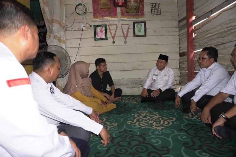 Husni Merza Datangi 2 Rumah Keluarga Penerima Beasiswa PKH Pemerintah Kabupaten Siak