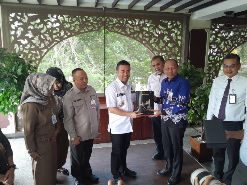 Pj Walikota Pekanbaru Silaturahmi dengan Pimpinan PT BRK Syariah