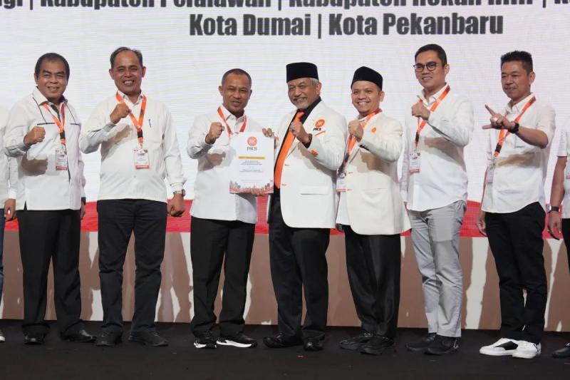 Duet Pasangan Kasmarni-Bagus Santoso Terima Surat Dukungan Resmi dari PKS