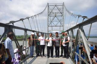 Pj Gubri Resmikan Jembatan Gantung Sepungguk - Salo Kabupaten Kampar