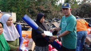 Tiga Rumah Warga di Jalan Suhada II Tembilahan Hangus Terbakar, Herman Serahkan Bantuan