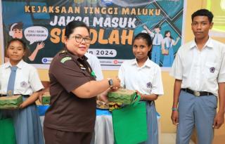 Kejati Maluku Laksanakan Program Masuk Sekolah di SMK Grafika Santo Andreas Ambon