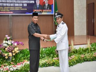Pj Sekda Serahkan SK Perpanjangan Masa Jabatan 52 Kepala Desa di Kampar