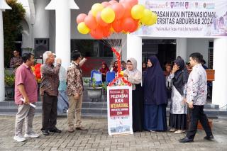 Rektor Lakukan Pelepasan KKN Internasional Universitas Abdurrab Tahun 2024