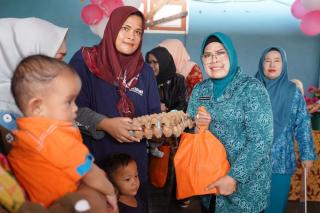 Pj Ketua TP PKK Provinsi Riau Serahkan Bantuan Cegah Stunting di Desa Kebun Durian