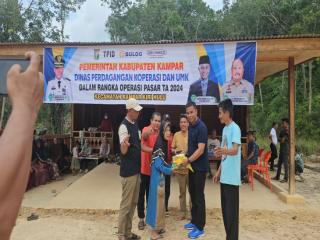 Pj Sekda Kampar Ahmad Yuzar Lakukan Operasi Pasar di Desa Kebun Tinggi