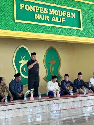 Kunjungi Ponpes Modern Nur Alif Inhu, Pj Gubri Serahkan Berbagai Bantuan
