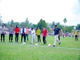 Tendangan Pertama Pj Bupati Kampar Hambali Tandai Dimulainya Open Turnamen KLS Cup 2024