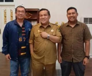 Pj Gubri SF Hariyanto Terima Penghargaan Pin Emas dari PWI Riau