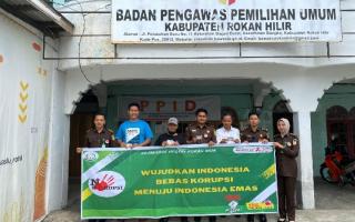 Ciptakan Lingkungan Pemerintahan yang Lebih Bersih, Kejari Rohil sebarkan Stiker Anti Korupsi