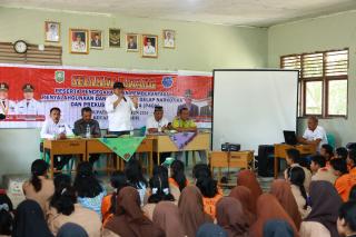 Kurangi Sampah Plastik di Lingkungan Sekolah, Alfedri Bagikan Tumbler Kepada Siswa/i SMAN di Kandis
