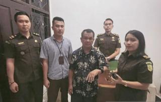 Perdana, Kejari Inhu Pasang Gelang Detektor pada Tahanan Kota