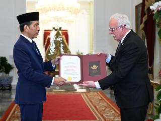 Presiden Jokowi Dianugerahi “Grand Collar Order of the State of Palestine” oleh Presiden Mahmoud