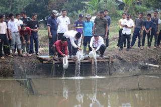 Pemprov Riau Serahkan 3.000 Bibit Ikan Patin untuk Pondok Modern Al-Kautsar Pekanbaru