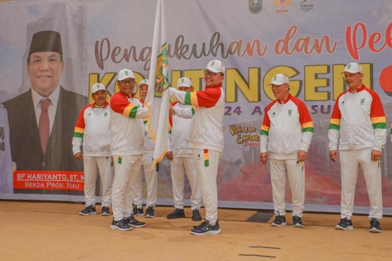 Pj Gubri Kukuhkan dan Lepas Kontingen Riau Menuju PON XXI Aceh - Sumut
