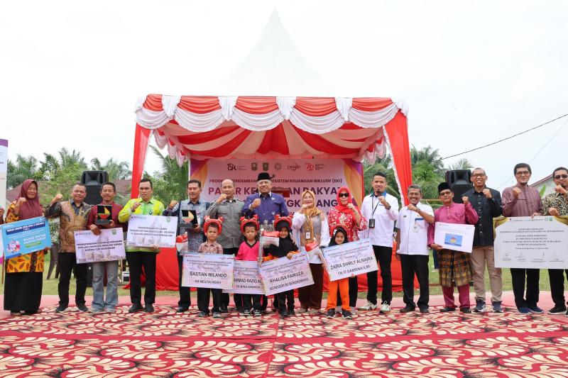 Tingkatkan Inklusi Keuangan Desa, OJK Riau Gelar Pasar Keuangan Rakyat Kampung Sengkemang