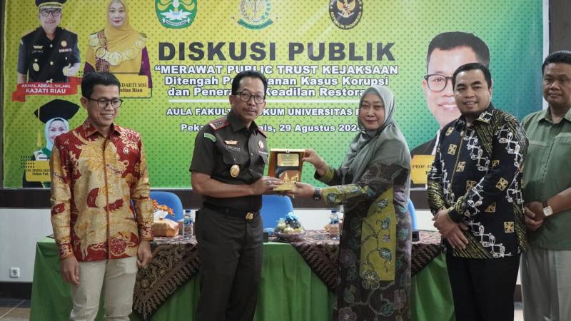 Kajati Riau menjadi Narasumber dalam Acara Diskusi Publik di Fakultas Hukum Unri