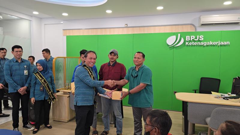 Momen Harpelnas 2024, Kepala BPJS Ketenagakerjaan Duri Bagikan Suvenir ke Peserta