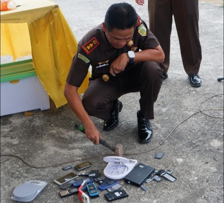 Total 30 Perkara, Kejari Rohil Musnahkan BB Bidang PB3R