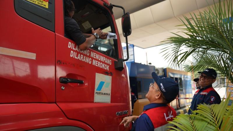 Ribuan Merchandise Edisi Spesial Dibagikan Gratis Kepada Pengguna Jalan Tol
