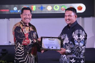 Bupati Terima Anugerah Tokoh Peduli Keinsinyuran Bidang Pengembangan Infrastruktur & Inovasi