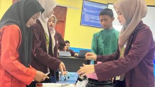 Mahasiswa KKN Internasional Univrab Praktek Pembuatan Jamu Herbal di SMK N 1 Merbau