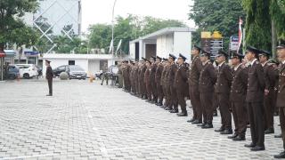 Kajati Riau Bertindak Selaku Inspektur Upacara dalam Upacara Hari Lahir Kejaksaan RI ke 79