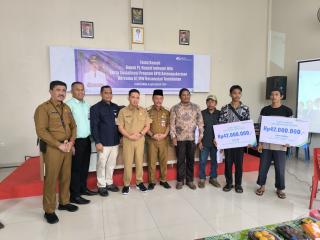 Pj Bupati Indragiri Hilir Serahkan Kartu BPJS Ketenagakerjaan dan Santunan untuk Pekerja Rentan