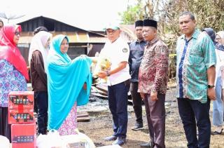 Bupati Asmar Kunjungi Korban Kebakaran di Selatpanjang Timur