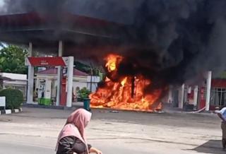 Astaga! Motor Tetap Hidup Saat Isi BBM, SPBU di Rohul Terbakar