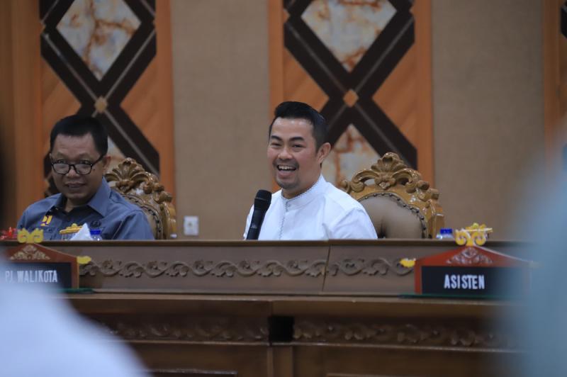 Pj Wali Kota Pekanbaru Tegaskan Kebijakan Anggaran dan Disiplin Pegawai dalam Rapat Kerja