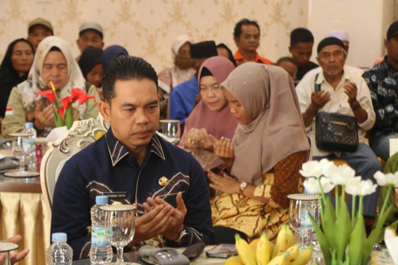 Pj Bupati Inhil Serahkan Bantuan Sosial Tahap 2 kepada 136 Penerima Manfaat
