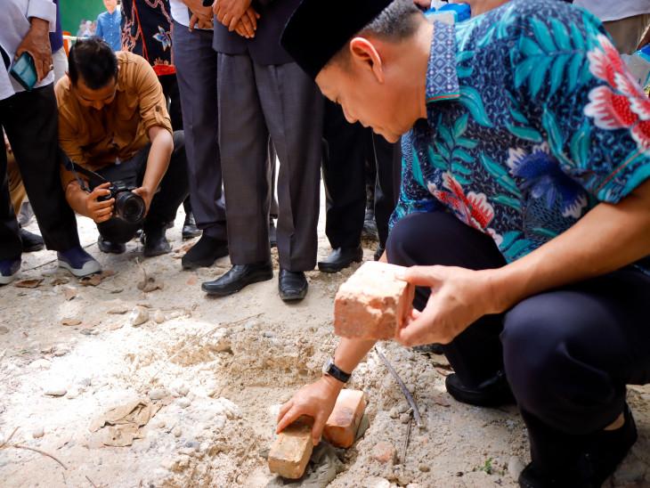 Pj Bupati Lakukan Peletakan Batu Pertama Pembangunan Asrama Ponpes Muhammadiah Kampa Boarding School