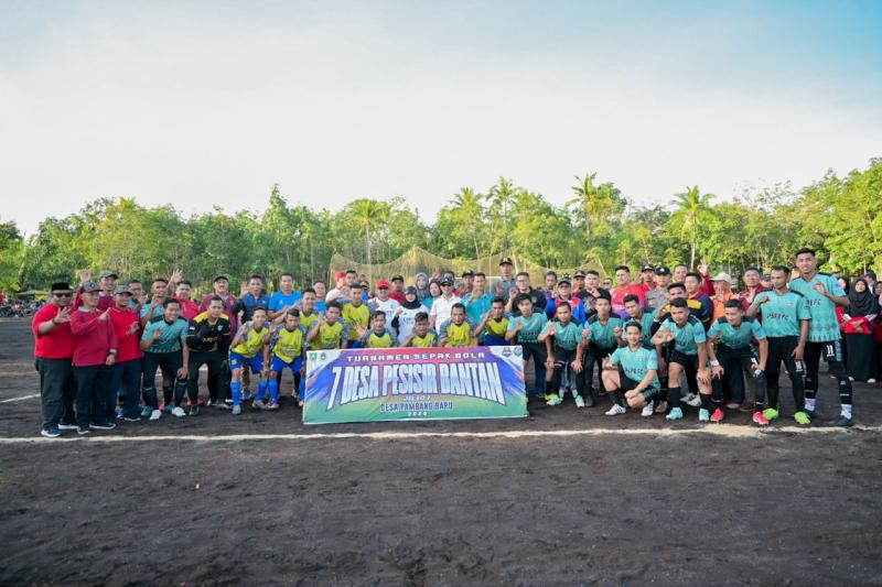 Bupati Kasmarni Buka Turnamen Sepakbola 7 Desa Pesisir