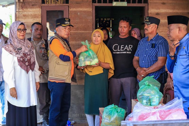 Bupati Asmar Serah Bantuan Bagi Korban Angin Kencang di Tebingtinggi Barat